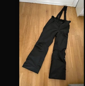 Överdragsbyxor /skidbyxa everest strl s - NYTT svarta  Skidbyxa strl S  Aldrig använda 🤩   Köparen betalar frakten 