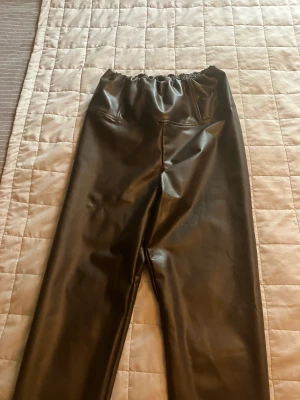 Sanne Alexandra  - Helt oanvända fejkskin leggings med stretch från Sanne Alexandre ☺️ helt oanvända !! Nypris 995, säljer för 200 Storlek M