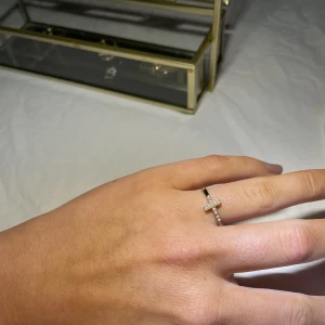 Guldig ring med Vitt pärl-kors  - Säljer mycket smycken nu då jag har för mycket och rensar, så bara att skriva vid frågor eller behov av fler bilder🤍✨🌟Paketpris vid köp av flera smycken/plagg.