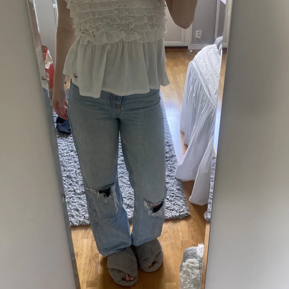 Fina jeans från zara som går att bestämma längd själv då de inte har en söm nertill🙌🏼💓. Jeans & Byxor.