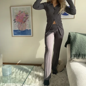 Grått set - Säljer detta set från nakd. Så smickrande på kroppen och kan både dressas upp och ner. 