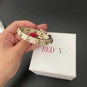 Säljer mitt så fina red Valentino armband med stjärnor❣️❣️