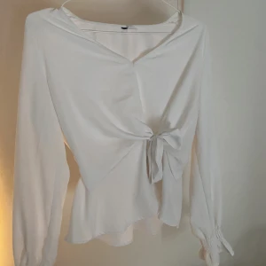 Vit blus - I jätte bra skick, skriv för frågor, pris kan diskuteras💕