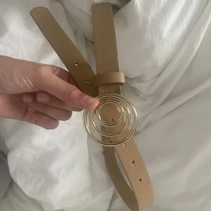 Skärp - Brunt/beige skärp i fint skick. Aldrig använt, endast testat och sedan legat i garderoben. 