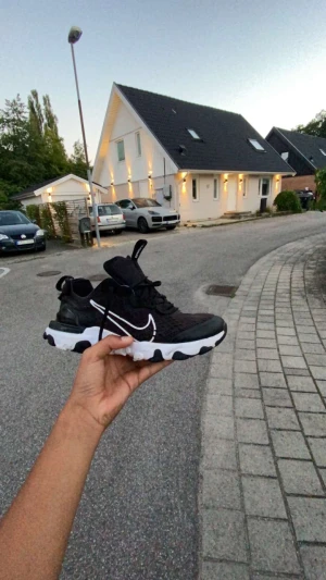 Nike Reacts - Säljer mina Nike Reacts Inte använda för att jag köpte fel storlek  Kontakta mig innan ni trycker på köp nu. Pris kan diskuteras 