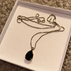 Svedbom halsband - Caroline Svedbom halsband mini drop i guld. Knappt använt. Ingår självklart box. Halsbandet är i guld
