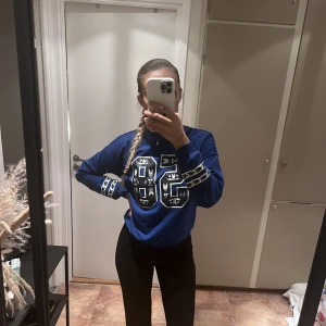 Blå tröja och väst - Tröja och väst i fin royal blå färg. Som nya