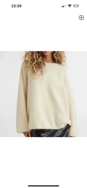 Mohair tröja - Intressekoll på denna fina och slutsålda tröja🫶🏾 Söker snabb affär med bra bud, hör av er! Passar xs/s. Bud på 800+ frakt