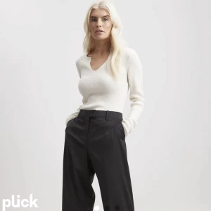 Topp  - En topp från NA-KD med extra långa ärmar, passar till allt😍