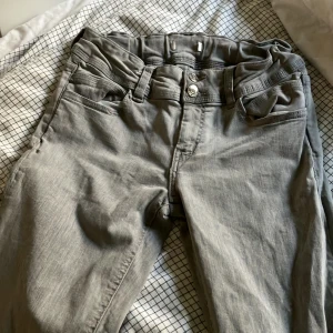 Bootcut lowwasit jeans - Gråa Bootcut, lowasit jeans som säljs billigt för att det inte är min stil längre😊❤️