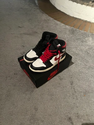 Jordan gym red High - Air Jordan High i jättebra skick, både svart och röd snörning medföljer så man kan byta. 