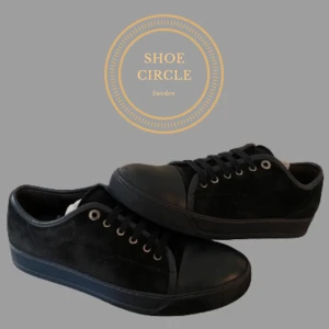 Lanvins mörkblå - Jag säljer ett par lanvins som är mörkblåa mitt pris är 1779✅ original pris är 4900❌. Skick 8/10