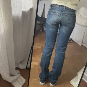 Lågmidjade Acne Bootcut Jeans - Ett par lågmidjade blå jeans från Acne Studios med bootcut passform. Dyra i inköp,väldigt bra kvalitet och verkligen så snygga🙌🏽 men tyvärr lite för små för mig! Storleken är 25/32💘observera att en av bälthålen har lossnat lite! 