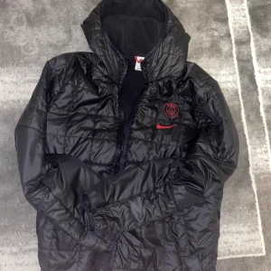 PSG vinterjacka - Säljer denna vinterjacka eftersom jag funderar på att köpa en annan. Storleken är Medium och har använt din i cirka 4-5 månader. Säljer den för 500 kr.