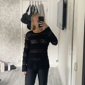 Spets-tröja - Suuperfin spets tröja, sticks inte alls o är bekväm, stretchiga💗
