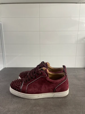 Christian Louboutin  - Säljer dessa feta Christian Louboutin skor, i storlek 41, bra skick, 8/10! Hör av er kring fler frågor! 