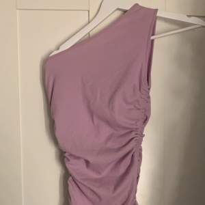 Super fin lila klänning från shein en ärm och aldrig använd med knytning längst ner och resår på sidorna slt xs/s 