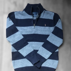 Ralph lauren halvzip - En härlig halv zip från Ralph lauren. Storlek 16-18 men skulle säga att den passar 160/166.  Skriv vid frågor eller funderingar🙌