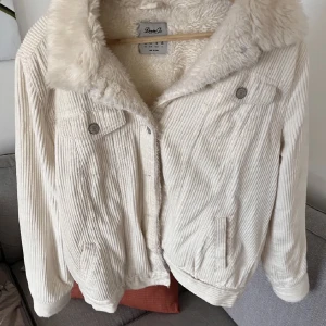 Höstjacka  - Teddy jacka köpt på sellpy för 1 år sen. Använd fåtal gånger men säljer pga inte min stil. sitter bra oversized på mig med S. Färgen är off white🤍