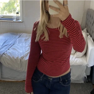 Tröja - Långärmad tröja köpt på plick. Står ingen strl men känns som XS-S.  Bilderna lånade från förra ägaren:)