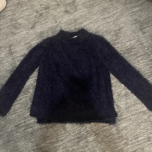 Marinblå stickad tröja - Säljer denna fina stickade tröja från Zara eftersom den ej används. 