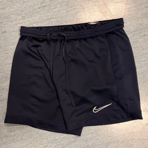 Blåa tränings shorts  - Tränings shorts  Relativt korta  