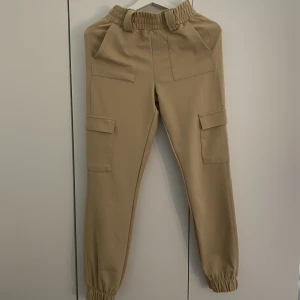 Byxor - Beigea byxor från gina tricot i storlek xs