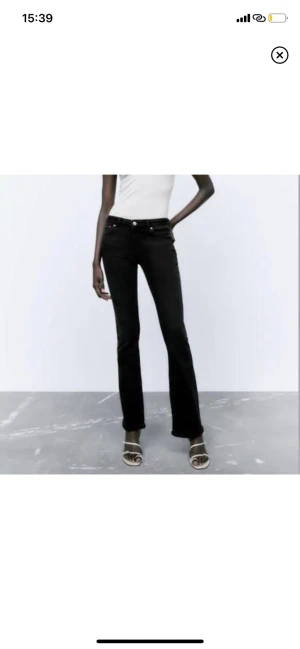 Svarta lågmidjade jeans - Snygga lågmidjade långasvarta jeans. Är 175 och passar min längd. Perfekta till höstoutfiten!! 🧡 Är i stl 40 men funkar för mindre också. 