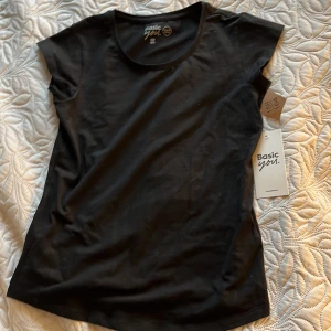 T-shirt - Säljer en t-shirt från Ullared då den var för liten när jag köpte den. 💕Lappen finns kvar.  Kommer inte ihåg vad den kostade, o de står inte på lappen heller. Men runt 40 kr skulle jag tro. Köpt på barnavdelningen💓