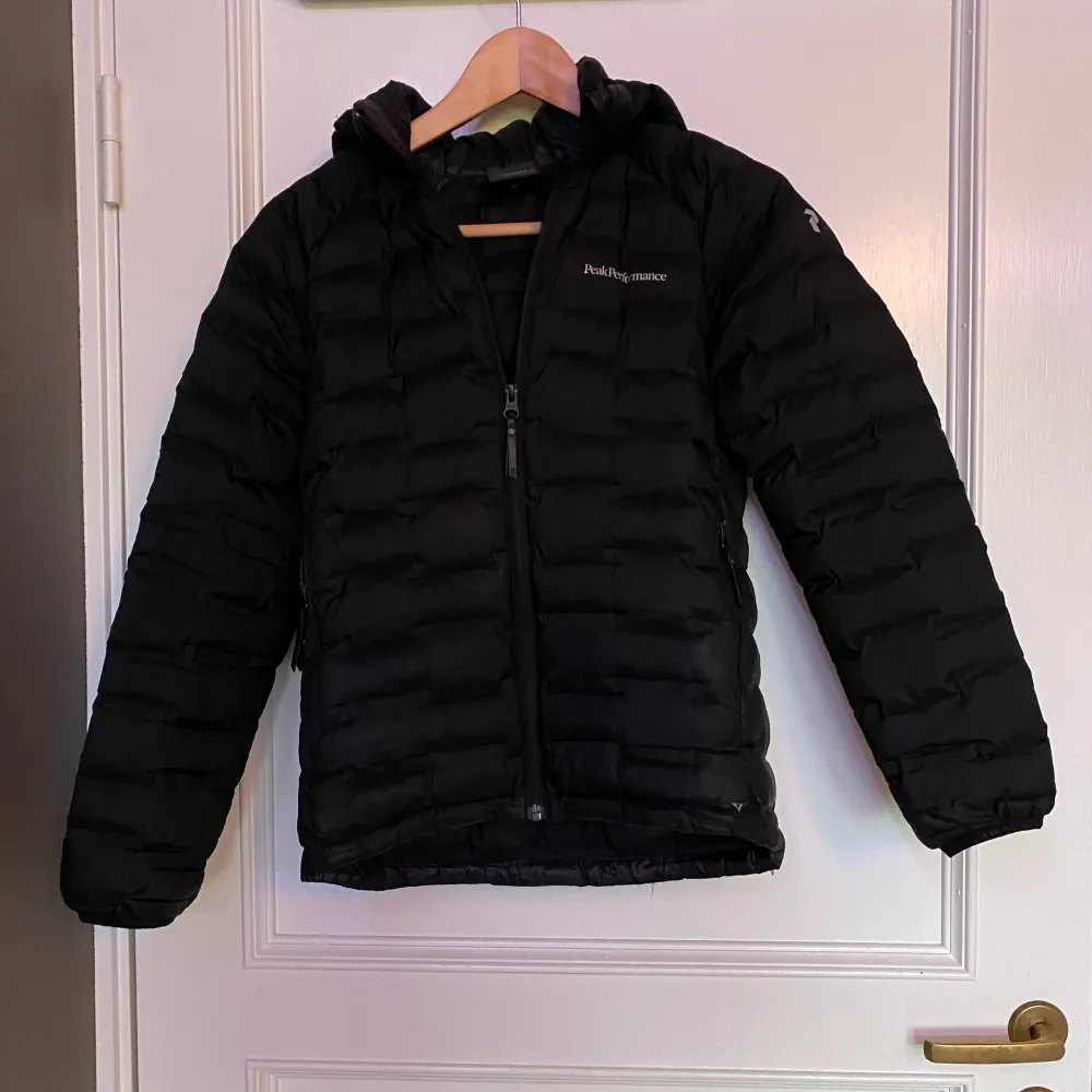 | Peak performance jacka i använt skick | Perfekt till vinter, vår och höst | pris 399kr | strl 150 | Två små hål på sidorna, hör av er för fler bilder |. Jackor.