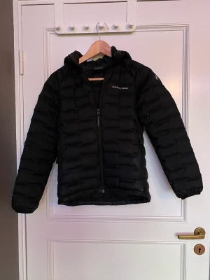 Peak performance jacka  - | Peak performance jacka i använt skick | Perfekt till vinter, vår och höst | pris 399kr | strl 150 | Två  hål på sidorna, hör av er för fler bilder |