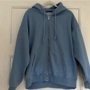 Brandy Melville hoodie - Säljer denna jättefina hoodien från Brandy Melville! 169kr+frakt!💙🩵