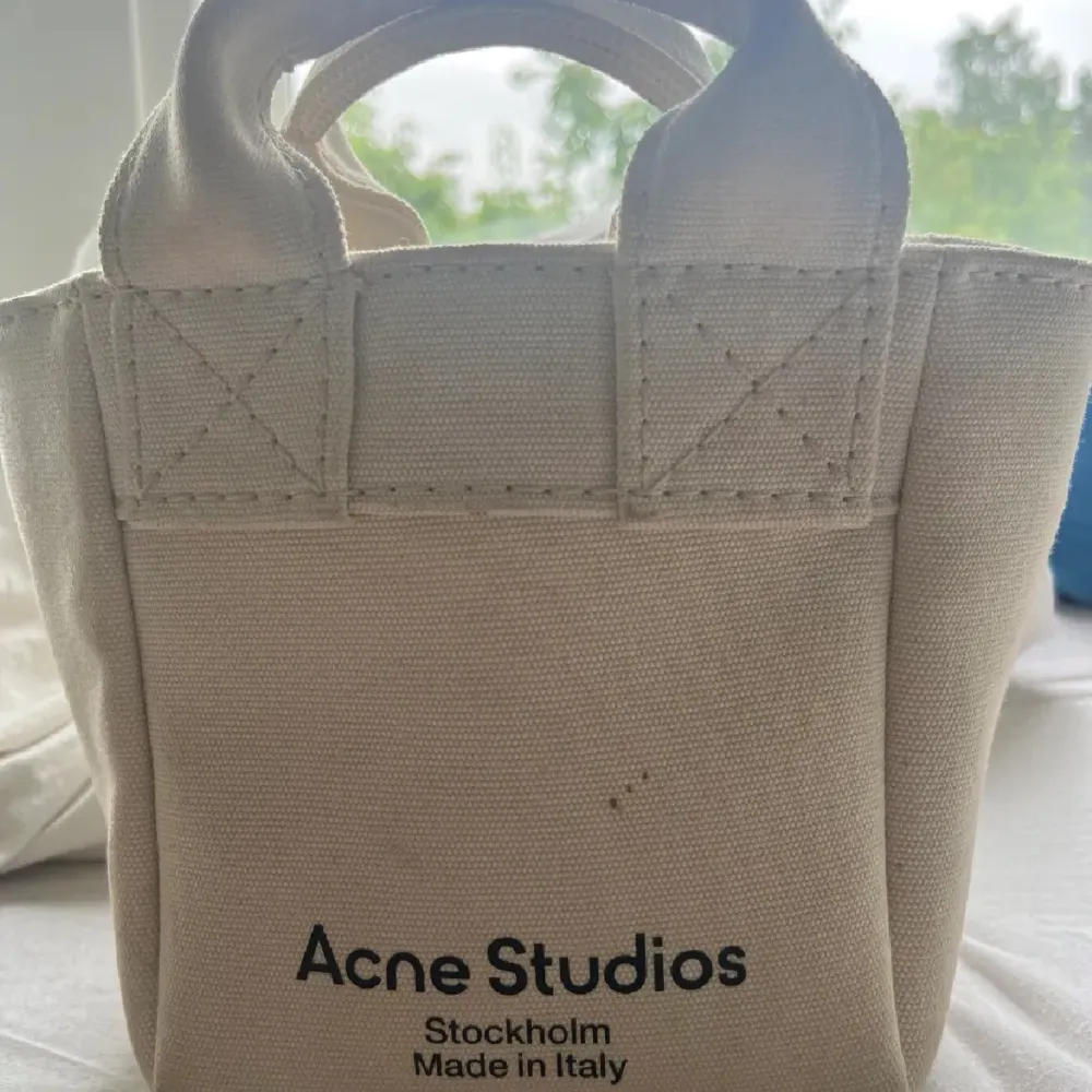Jättesnygg handväska från Acne Studios som inte säljs längre. Väskor.