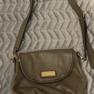 Marc jacobs  - Säljer min marc jacobs väska, den är i relativt bra skick. Metallen kan vara lite rostig här och där men det är inget man märker av och insidan är fräsch alltså inga fläckar osv. hör av er vid intresse!❤️