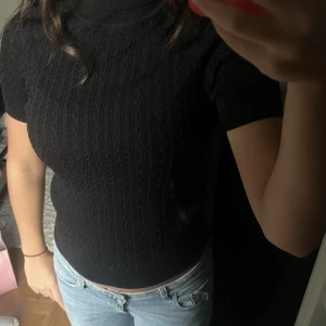 Topp - Säljer denna fina polo tröja från zara med söta knappar i nacken💞