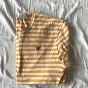 Cdg tröja - Väldigt fin comme des garcons tröja! Köpt på Nk för två årsen för ca 1500 kr. 