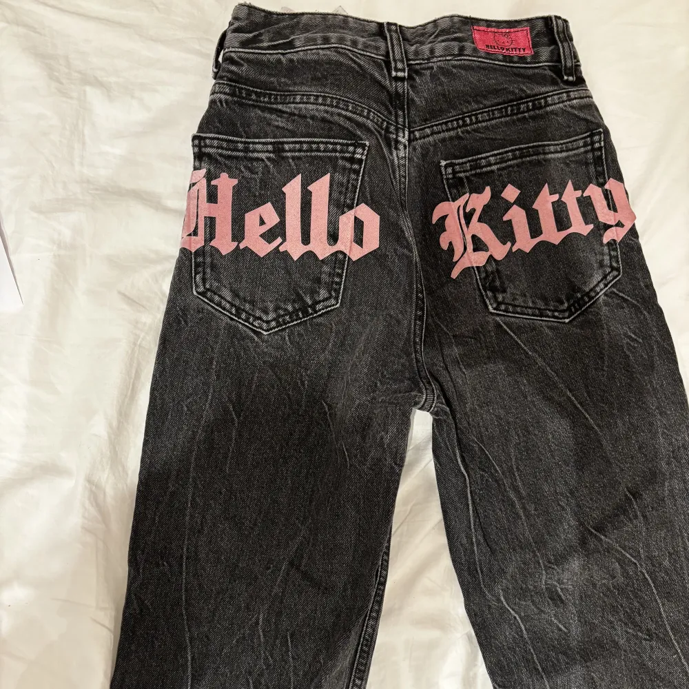 Riktigt coola jeans från bershka limited edition med hello Kitty tryck på rumpan. Det är slitt nedtill och så har jag klippt upp dom lite så de passar mig som är 162 i längden. Skriv för mer bilder💕. Jeans & Byxor.