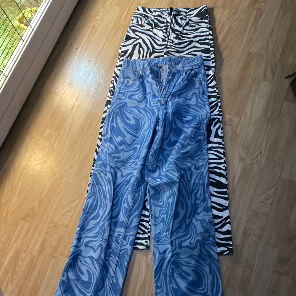 Super fina jeans i och färger och mönster.  Bild 2-h.m storlek 34 Bild 3-lager 157 storlek xs   Skriv för bilder eller frågor! ☺️. Jeans & Byxor.