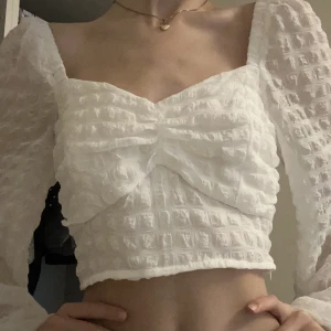 Croppad topp i vit 🌷 - Aldrig använd så som ny! Supersnygg att ha till typ blå jeans 💓