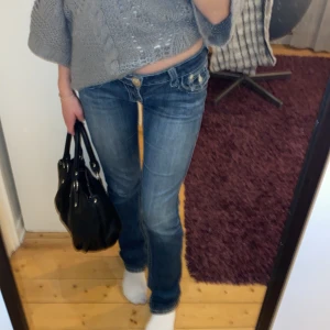 True religion jeans - True religion jeans storlek 26, bra skick även om de är använda ett par gånger, hittade dock precis små hål/slitningar längst upp på insidan av låret, men det är inget som syns när man har på sig dom.  Pris kan diskuteras vid snabbt köp💕
