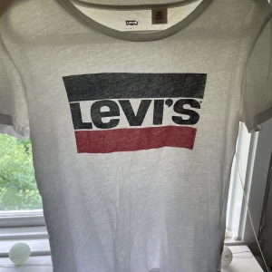 Levis T-shirt  - Fräsch Levis tröja med blå rött tryck ❤️💙