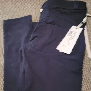 3st helt nya Freddy byxor Stl xs/s - 3st helt nya Freddy byxor 2st i Stl S och 1par i Stl XS Ny pris ca 3000 kr Mitt pris är 1800 kr inkl spårbar frakt 
