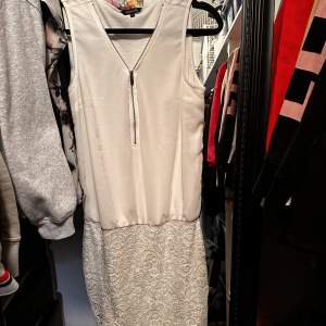 Super snygg vit klänning utan ärmar , använd 1 gång , i nyskick  Stl s/m ny pris 699 kr Mitt pris 300 kr inkl spårbar frakt 