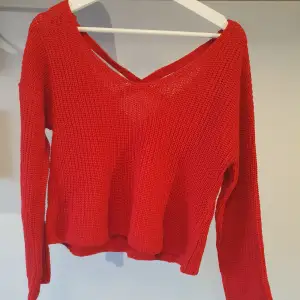 Röd stickad tröja med detaljer i ryggen. Går att bära off shoulder också! 