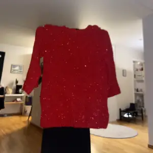 Röd lång stickad tröja, perfekt inför julen ❤️ Storlek: S/M Knappt använd 