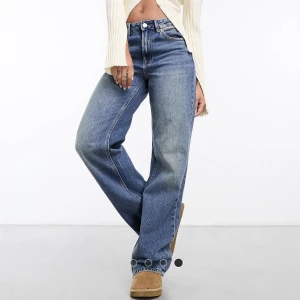 Blåa Jeans - Jättesnygga jeans i blå tvätt! Sitter jättefint på men eftersom att jag är väldigt lång var de lite korta på mig. Aldrig använda med lappen kvar!!