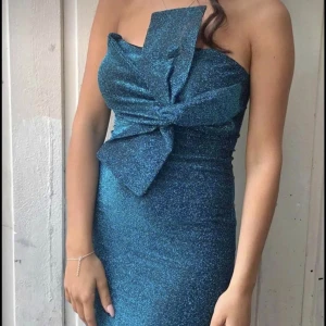 Festklänning - Lånad bild -  Storlek XS, ultimata nyårsklänningen glittrar jättefint när ljus når den. Slät glittrigt tyg, inga paljetter. Inte kommit till användning tyvärr💙