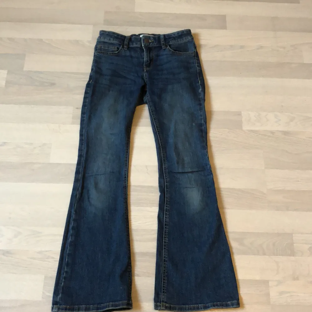 Ett par mörka Bootcut jeans i storlek 152 11-12y! Använda men hittar inga defekter. Går att spänna åt i midjan (se bild 3).  Dom är midwaist.. Jeans & Byxor.