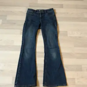 Ett par mörka Bootcut jeans i storlek 152 11-12y! Använda men hittar inga defekter. Går att spänna åt i midjan (se bild 3).  Dom är midwaist.