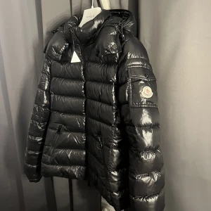 Moncler Jacka - Säljer nu min moncler bady down jacket strl 1 vilket motsvarar S. Köpte jackan i slutet på december 2022, köpte jackan i moncler butiken. Jackan är inprincip nästan sprillans ny. Säljer pga för lite kärlek, har även kvittot. 